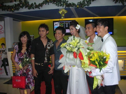 Chụp ảnh cùng khách mời đến tham dự trong buổi ra mắt bộ phim Đẹp từng centimet. Hai nhân vật chính tái hiện đám cưới giữa Ngô Đồng (Tăng Thanh Hà) và Quang Hy (Lương Mạnh Hải).