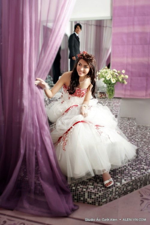 Tăng Thanh Hà như nàng công chúa trong chiếc váy cưới xếp lớp nhiều tầng.