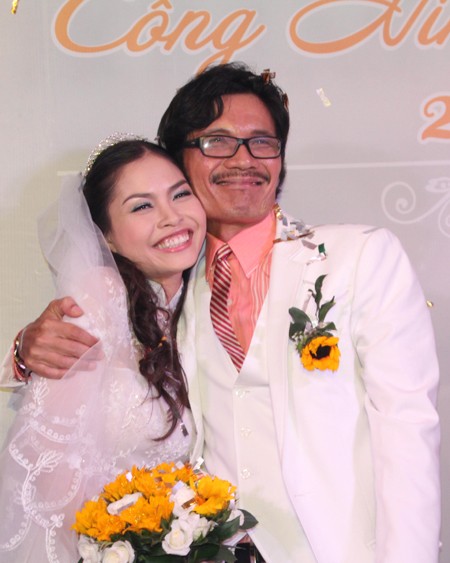 Ngày 22/4, tại TP. Hồ Chí Minh đã diễn ra tiệc cưới của nam diễn viên bộ phim "Mẹ con đậu đũa" - Công Ninh. Vợ của anh là một diễn viên kịch nói và kém anh 22 tuổi.