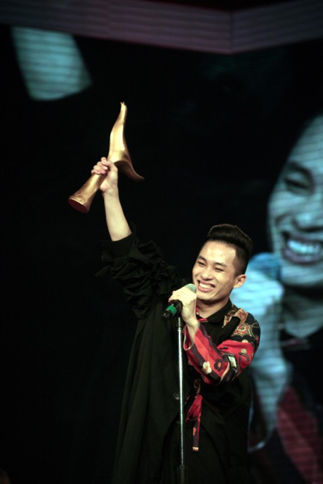 Tùng Dương đạt giải ca sĩ của năm khi lần lượt chiến thắng Hồ Quỳnh Hương, Thu Minh, Nguyên Thảo.
