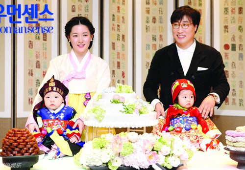 Và mới đây nhất, nữ diễn viên chính trong bộ phim ' Nàng Dae Chang Guem cũng xuất hiện trên tạp chí của Hàn Quốc cùng chồng và hai con sinh đôi một trai một gái của mình.