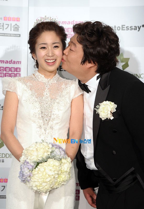Vào tháng 11 năm 2011, chú rể Ryu Dam đã làm đám cưới với cô dâu Choi Kyung Eun sau ba năm quen nhau.