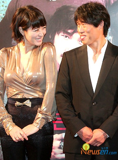Đầu năm 2010, Nàng 'Angelina Jolie của Hàn Quốc' Kim Hye Soo chính thức tuyên bố một tin gây sốc rằng cô đang hẹn hè với anh chàng 'răng hô' Yoo Hae Jin.