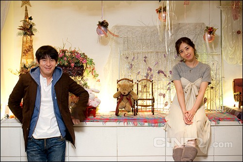 Nữ diễn viên Song Yoon Ah của 'Chị gái tôi' đã lên xe hoa cùng người đồng nghiệp Seol Kyung Gu vào năm 2009. Cặp đôi này đã bí mật hẹn hò trong nhiều năm từ khi đóng chung phim Jail breakers và Lost in love.