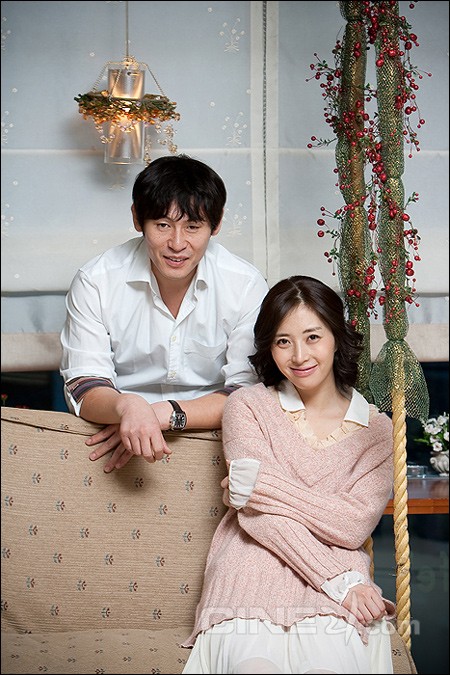 Chú rể Seol Kyung Gu từng có một đời vợ nhưng đã hoàn tất các thủ tục ly hôn vào năm 2006 trước khi chính thức hẹn hò với Song Yoon Ah.