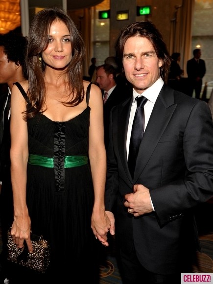 Tương tự, Tom Cruise cũng vẫn khiêm tốn chiều cao bên vợ Katie Holmes.
