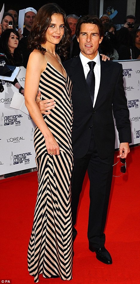Tom Cruise cao 1m70 trong khi vợ anh siêu mẫu Katie Holmes cao 1m75.