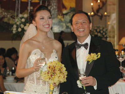 Chồng của Huỳnh Thanh Tuyền hơn cô 27 tuổi, đã qua 2 lần đò và là 'chủ xị' của hàng loạt chương trình như Bước nhảy hoàn vũ, Bài hát Việt, Album vàng...