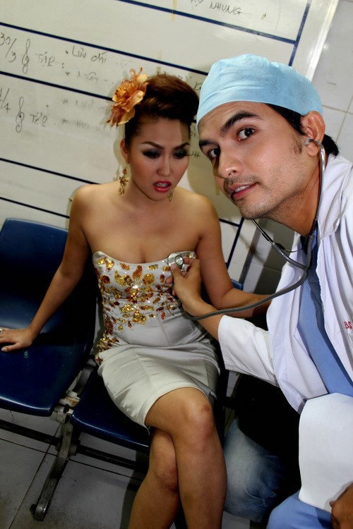 Bác sĩ Đức Tiến khám tim khiến bệnh nhân Phi Thanh Vân giật mình thảng thốt.