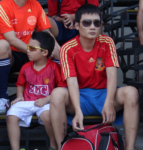Hoàng Bách cũng thường xuyên đưa con trai đến sân bóng. (Ảnh: Vietnamnet).