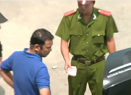 Hôm qua, 27/6, trên mạng bỗng nhiên lan truyền clip MC Quyền Linh bị công an khám xe, bắt giữ vì tàng trữ ma túy.