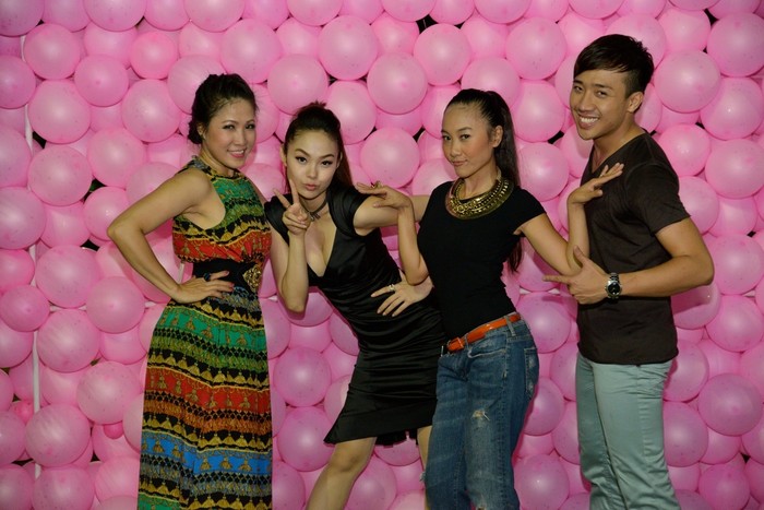 Sau khi trở thành quán quân Bước nhảy hoàn vũ 2012, Minh Hằng đã mở tiệc mừng chiến thắng cùng các đồng nghiệp và bạn bè thân thiết.