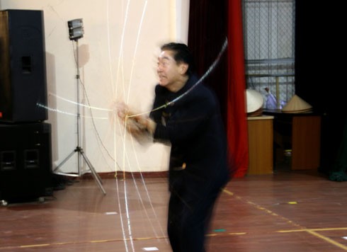 Tôn Ngộ Không thể hiện màn múa gậy cực kỳ điêu luyện tại trường Đại học Văn hóa.