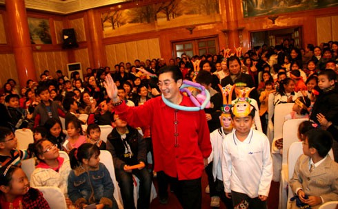 Nam diễn viên bày tỏ sự yêu mến các fan nhí Việt Nam với màn múa gậy, ký tặng và tái hiện hình ảnh Tôn Ngộ Không trong phim. Tiếp đó, anh cởi mở trả lời báo chí trước khi rời khách sạn để chuẩn bị cho buổi giao lưu cùng NSƯT Kim Tiến - người từng thuyết minh bản phim Tây Du Ký 1986.
