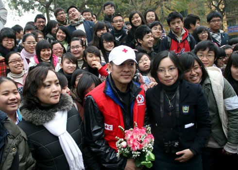 Ngay sao đó, Lý Liên Kiệt di chuyển đến trường Trung học Chu Văn An để giao lưu với các bạn học sinh. (Ảnh: Văn Trinh)