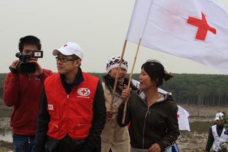 Ngày 23/1, Lý Liên Kiệt cùng với các thành viên Hội chữ thập đỏ Việt Nam đi thăm rừng ngập mặn, tham gia các hoạt động chữ thập đỏ ở Nghệ An, Thanh Hóa.(Ảnh: VTC)