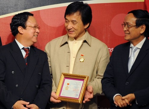 Ghi nhận những đóng góp của Jackie Chan trên cương vị đại sứ của tổ chức Operation Smile, Liên hiệp các tổ chức hữu nghị Việt Nam đã trao huy chương cho ngôi sao Kungfu tại bữa tiệc mừng sinh nhật 20 tuổi của Operation Smile. (Ảnh: Vietnamnet)