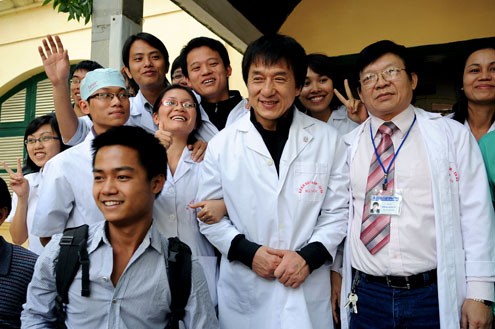 Thân thiện khi chụp ảnh cùng các y, bác sĩ bệnh viện Việt Nam - Cu Ba. (Ảnh: VNE)