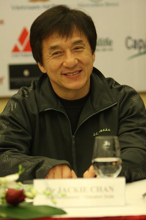 Thành Long hài hước khi nói về việc làm từ thiện của mình: "Người ta từng hỏi Jackie Chan rằng anh có thể làm gì để giúp đỡ những người khó khăn. Tôi mỉm cười: Tôi có thể bán áo phông, bán hết những gì trên cơ thể, kể cả underwear với giá 10 triệu đô la". (Ảnh: Ngôi sao)