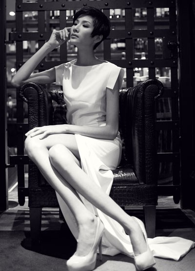 Đây là hình ảnh mới nhất của Hoàng Thùy trong bộ váy tông màu trắng của nhà thiết kế Đỗ Mạnh Cường.