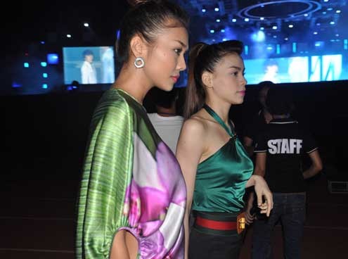 Hai mỹ nữ Hồ Ngọc Hà, Thanh Hằng của showbiz Việt rủ nhau đi xem Super show 3. (Ảnh: Lý Võ Phú Hưng)