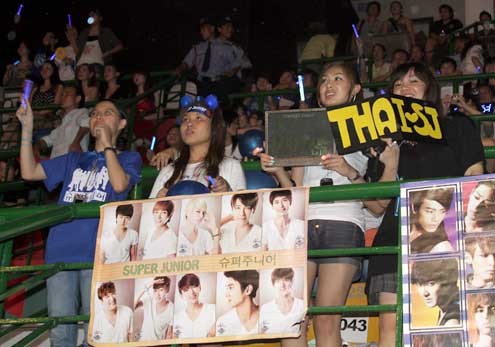 Một nhóm fan hâm mộ đến từ Thái Lan cất công sang Việt Nam xem Suju biểu diễn. (Ảnh: VNE)