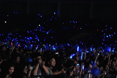 Ánh đèn xanh đặc trưng của fan Suju cỗ vũ cho thần tượng trong mỗi buổi biểu diễn. (Ảnh: Kiên Trần)