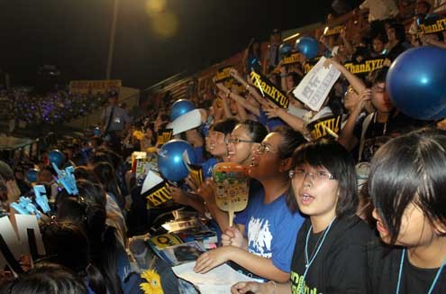 Lần này, các fan Việt được đánh giá cao về ý thức, mặc dù lượng fan rất đông nhưng không hề có sự chen lấn, xô đẩy. (Ảnh: VNE)