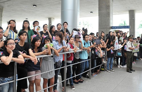 Theo thông tin từ BTC thì 16h30 ngày 21/7/2011, David Archuleta sẽ có mặt tại sân bay Tân Sơn Nhất để bắt đầu chuyến lưu diễn ở Việt Nam. Rất nhiều khán giả phải xếp hàng dài, đợi hàng giờ để được gặp thần tượng. (Ảnh: Tuổi trẻ)