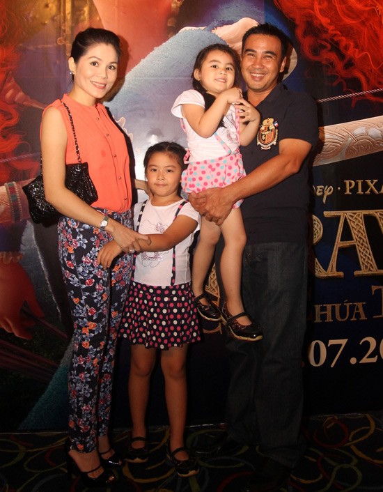 Quyền Linh dẫn vợ và hai con gái đến tham gia buổi công chiểu bộ phim 'Công chúa dũng cảm' tại TP. Hồ Chí Minh, sau sự cố mới xảy ra. (Ảnh:Zing)