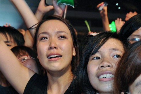 Được biết các khán giả Việt rất thích bản tình ca My love, Westlife đã trình bày lại ca khúc này dù không có trong chương trình biểu diễn. Những cô gái Việt xúc động đến rơi nước mắt trước My love của Westlife. (Ảnh: VNE)