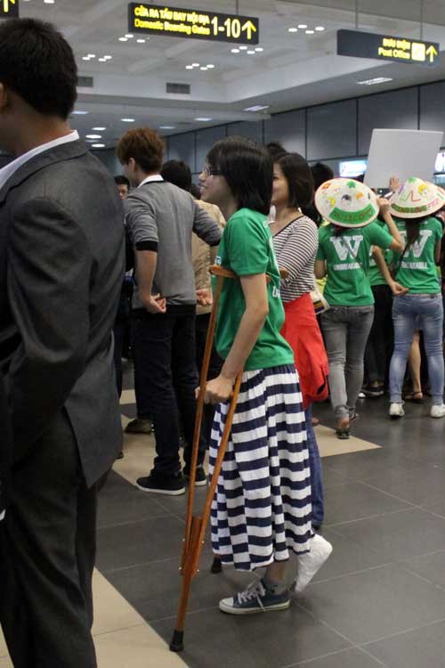Cô gái này đến từ Huế, mặc dù phải chống nạng nhưng vẫn đến tận sân bay đón Westlife. (Ảnh: 24h)