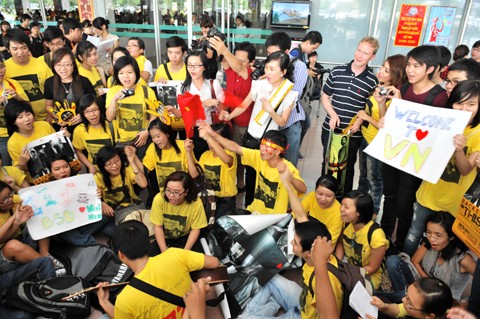 Các bạn trẻ còn tập trung lại trước cửa sân bay hát các ca khúc gắn liền với tên tuổi của BSB. (Ảnh: Thành Trung)