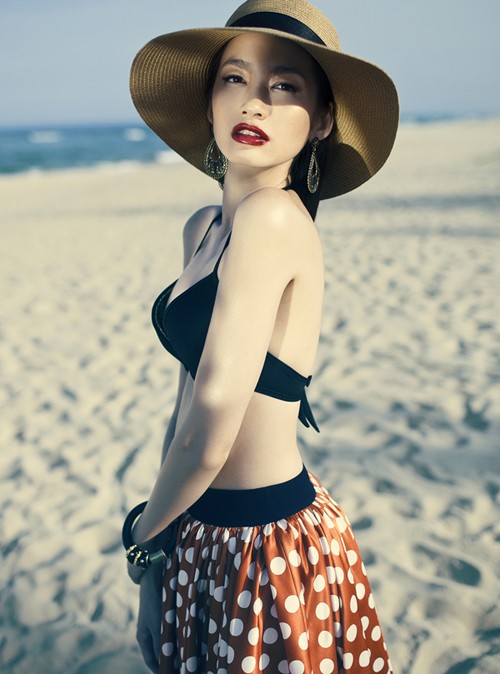 Đây là những bức hình trong bộ ảnh mới nhất có tên 'Mùa hè chiếu thẳng đứng' của Hoa hậu thời trang 2007 Trúc Diễm, được thực hiện tại một bãi biển thơ mộng ở Đà Nẵng.