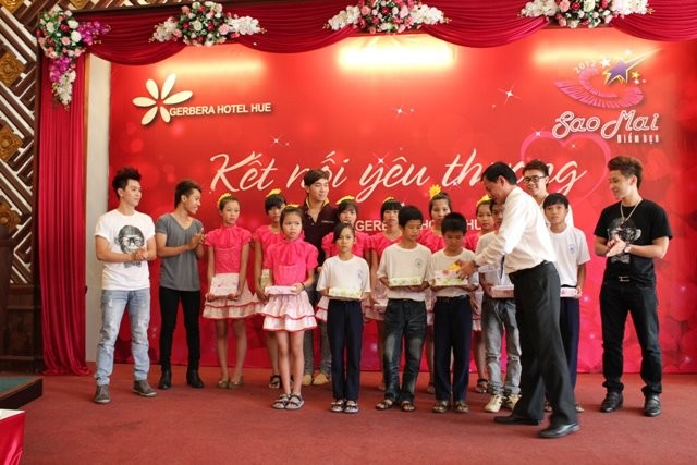 Bên cạnh các hoạt động vui chơi, các ca sĩ Sao mai điểm hẹn 2012 còn đại diện cho chương trình trao những món quà đặc biệt cho các em nhỏ tham gia chương trình.
