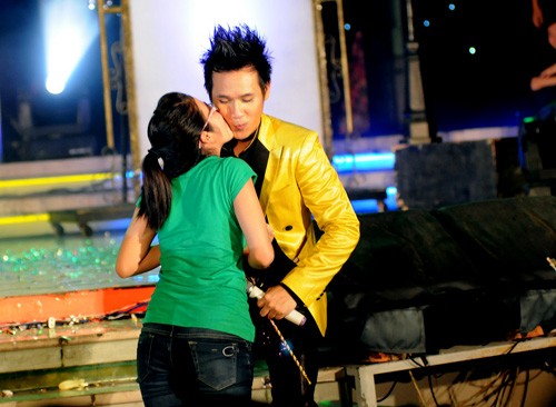 Đến chúc mừng Đàm Vĩnh Hưng trong một chương trình ca nhạc của Mr. Đàm, Nguyên Vũ cũng iên tục bị các fan nữ hôn má. (Ảnh: Zing)