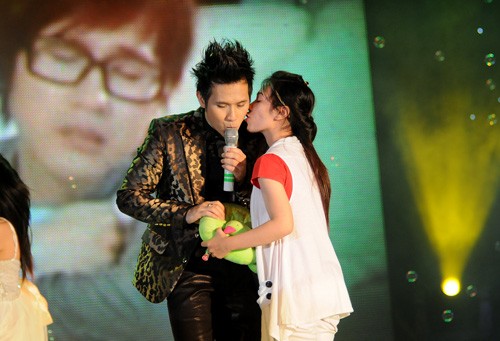 Trong nhiều lần biểu diễn khác, cũng có nhiều người hâm mộ tranh thủ lên tặng hoa, tặng quà để được hôn anh chàng MC Bước nhảy hoàn vũ này.