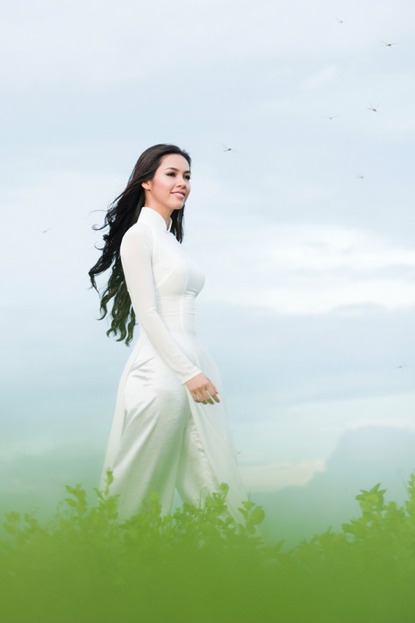 Hoàng My áo dài trắng, đẹp trong ngần trong video giới thiệu về Việt Nam để tham gia phần thi phụ của Hoa hậu thế giới 2012. >>Xem chùm ảnh