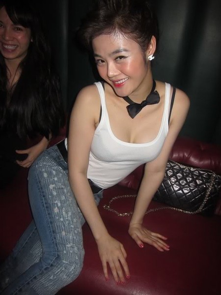 Trước những tin đồn không hay sau đêm đăng quang, Julia Hồ cho rằng những thông tin như khai gian tuổi, là nhân viên phục vụ quán karaoke, từng bị bắt trong một đường dây bán dâm hoàn toàn là bịa đặt. (Theo GDVN)