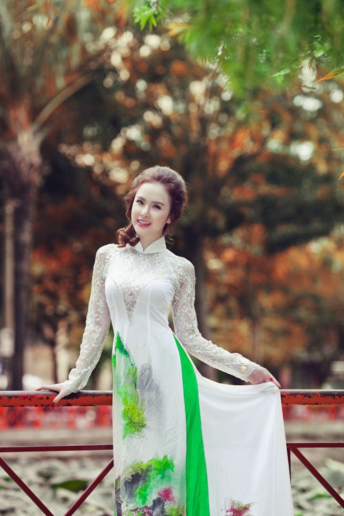 Trang phục áo dài ren giúp Phương Trinh khoe khéo những đường cong cơ thể và nét tươi trẻ của tuổi 17. (Theo Infonet)