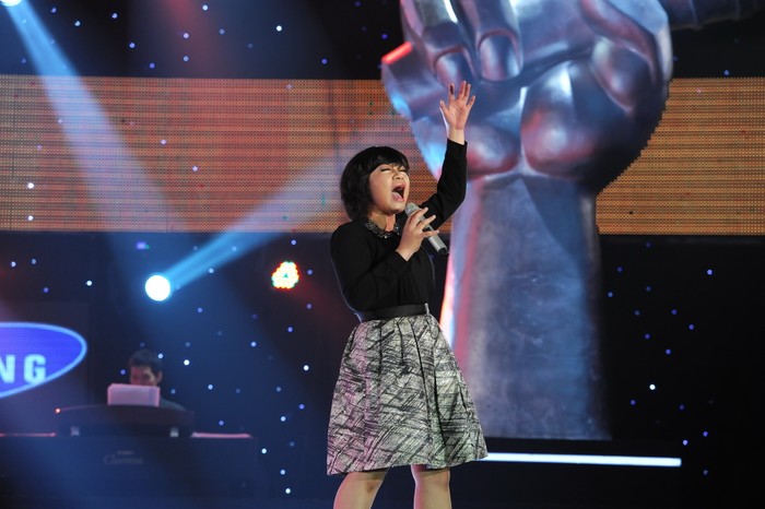 Bốn vị giám khảo đều muốn sở hữu giọng ca của cô gái nhỏ bé 20 tuổi Xuân Nghi.