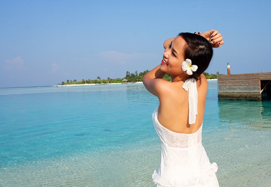 Một số người bạn thân thiết của Diễm Hương đã tiết lộ Hoa hậu thế giới người Việt sẽ kết hôn vào tháng 9 tới. Trong tuần qua cô thường xuyên 'khoe' những bức ảnh đi nghỉ ở Maldives cùng gia đình nhưng thật ra Diễm Hương đến đây để chụp ảnh cưới.