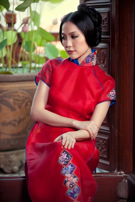 Dù đang mang bầu đứa con đầu lòng nhưng Linh Nga vẫn tham gia làm người mẫu ảnh với những trang phục áo dài theo phong cách truyền thống, không chiết eo.