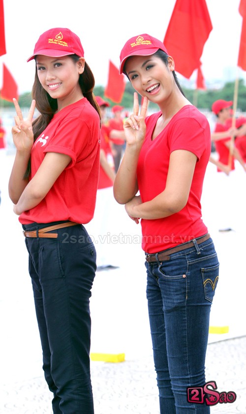 Hoa hậu Việt Nam Ngọc Hân, Hoa hậu biển Nguyễn Thị Loan đã cùng tham gia nhiều hoạt động ý nghĩa trong Ngày hội hiến máu 2012 cùng hơn 5000 bạn trẻ thủ đô.