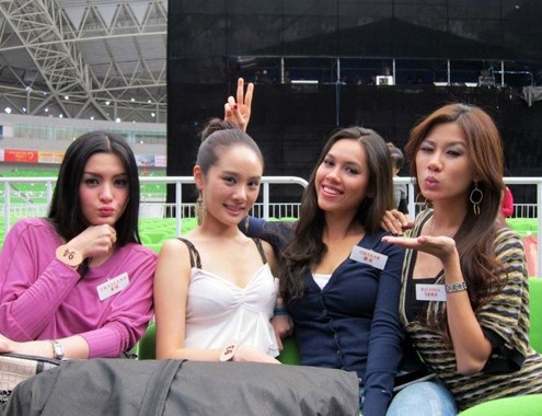 Hoa hậu Malaysia chia sẻ trên facebook rằng cô ấy cảm thấy may mắn khi được ở cùng phòng với đại diện Hoàng My của Việt Nam - cô gái 'từ tốn nhưng luôn toát lên vẻ tự nhiên, cá tính'.