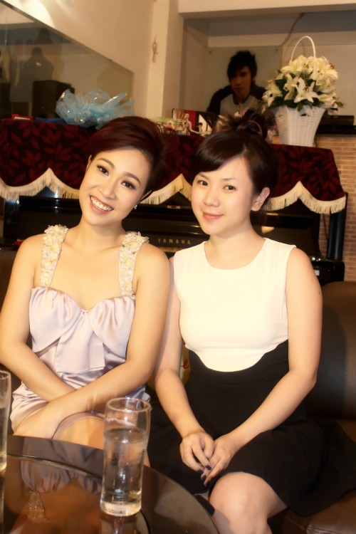 Trong một buổi ghi hình tại nhà riêng của Quang Hà, người yêu Quang Hà nói chuyện vui vẻ cùng quán quân Vietnam Idol 2010 Uyên Linh.