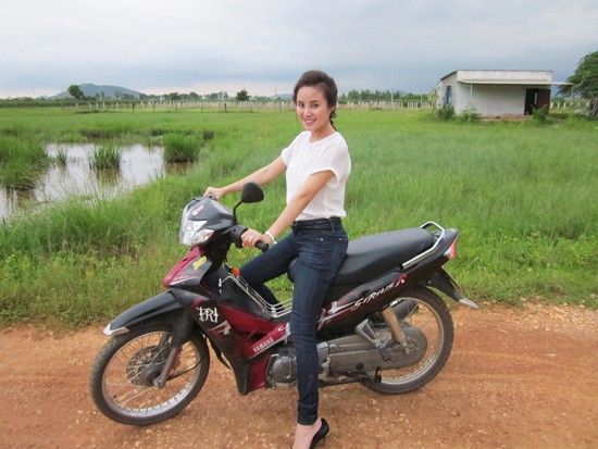Sở hữu xế hộp tiền tỷ nhưng về quê Vy Oanh vẫn đi xe máy như ai.