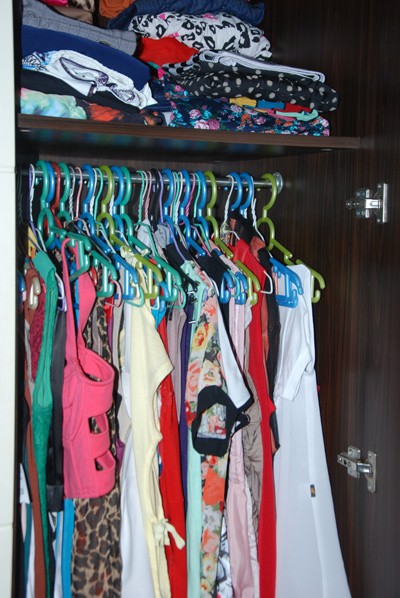 Tủ quần áo được thay thế mỗi tháng một lần. Quẩn áo cũ được An gửi tặng bạn bè hoặc làm từ thiện.