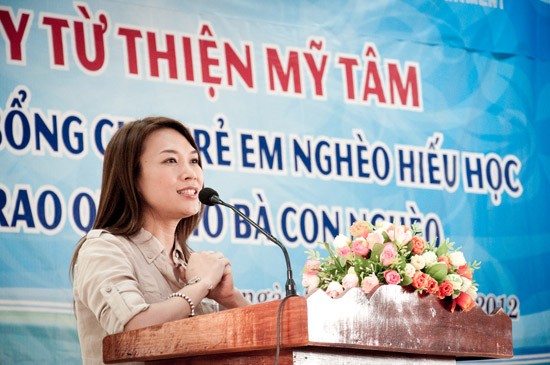 Dù đang rất bận rộn với vai trò giám khảo cho cuộc thi Vietnam Idol nhưng Mỹ Tâm vẫn dành thời gian đi làm từ thiện nhân dịp ngày Thương binh liệt sĩ Việt Nam 27/7.