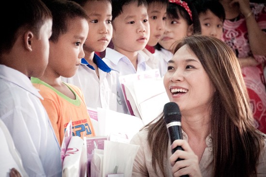 Mỹ Tâm đã trao 150 suất học bổng cho các em học sinh nghèo vượt khó tại 3 tỉnh Quảng Bình, Quảng Trị và Thừa Thiên Huế. (Theo Infonet)